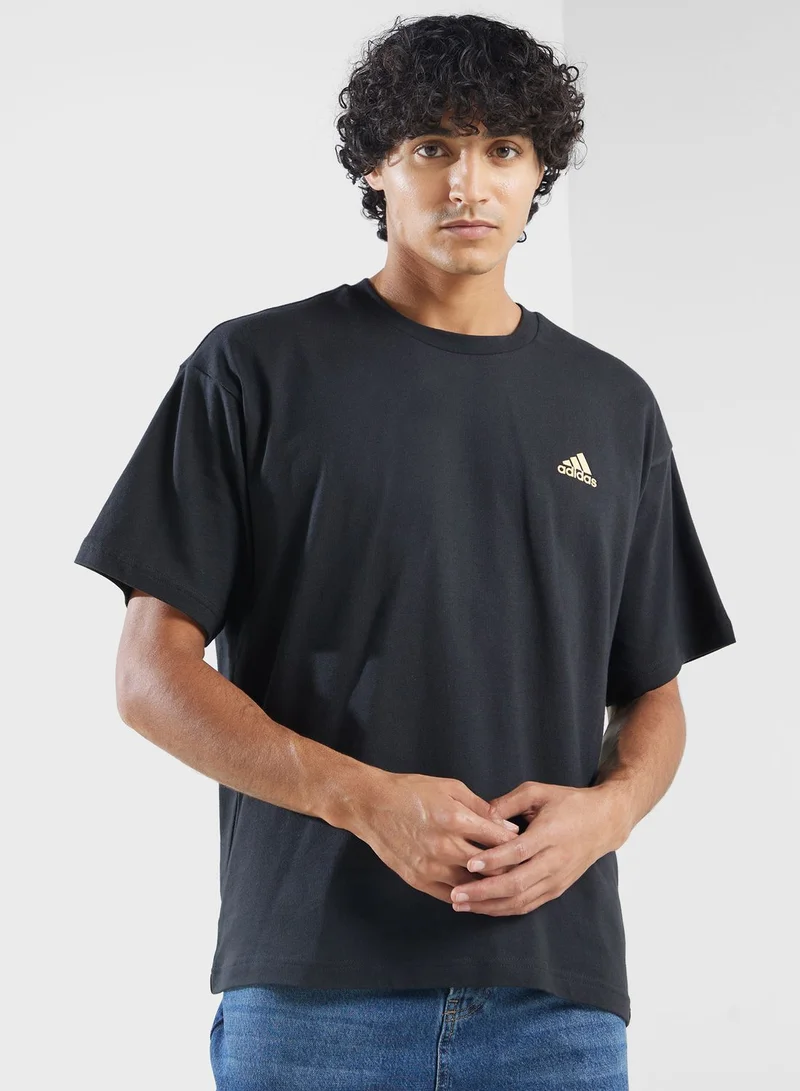 adidas تيشيرت بطبعة بطاقات دبي