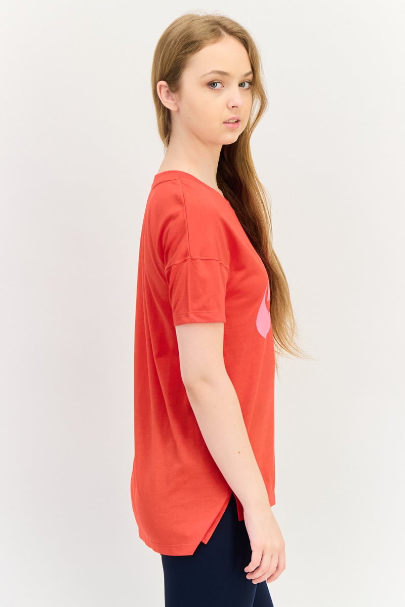 Nike تي شيرت رياضي نسائي بشعار العلامة التجارية مناسب للخارج، أحمر - Image 2