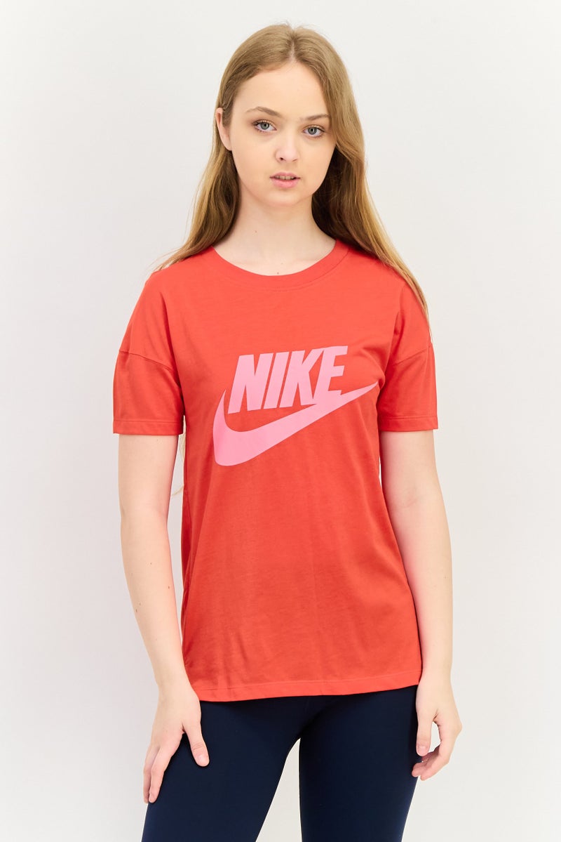 Nike تي شيرت رياضي نسائي بشعار العلامة التجارية مناسب للخارج، أحمر - Image 1