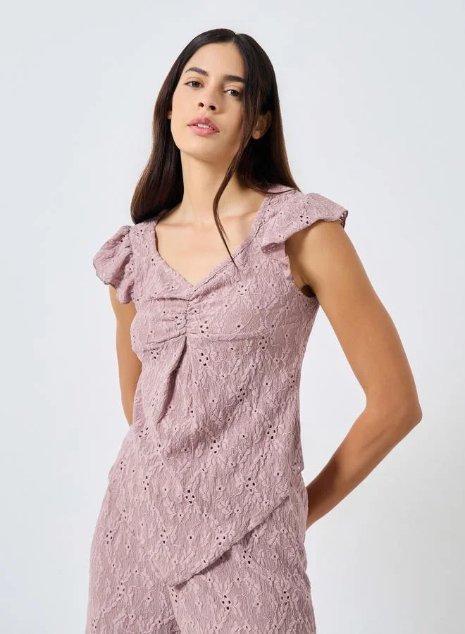 ستايلي طقم من بنطال بيجاما وبلوزة بتفاصيل مُجمعة