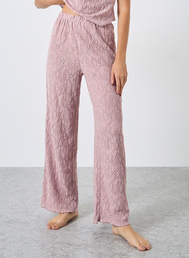 ستايلي طقم من بنطال بيجاما وبلوزة بتفاصيل مُجمعة - Image 4