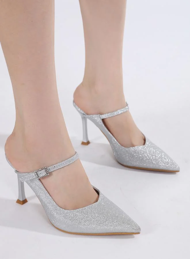 سنيك ايه بيك حذاء بكعب رفيع مزين بإبزيم