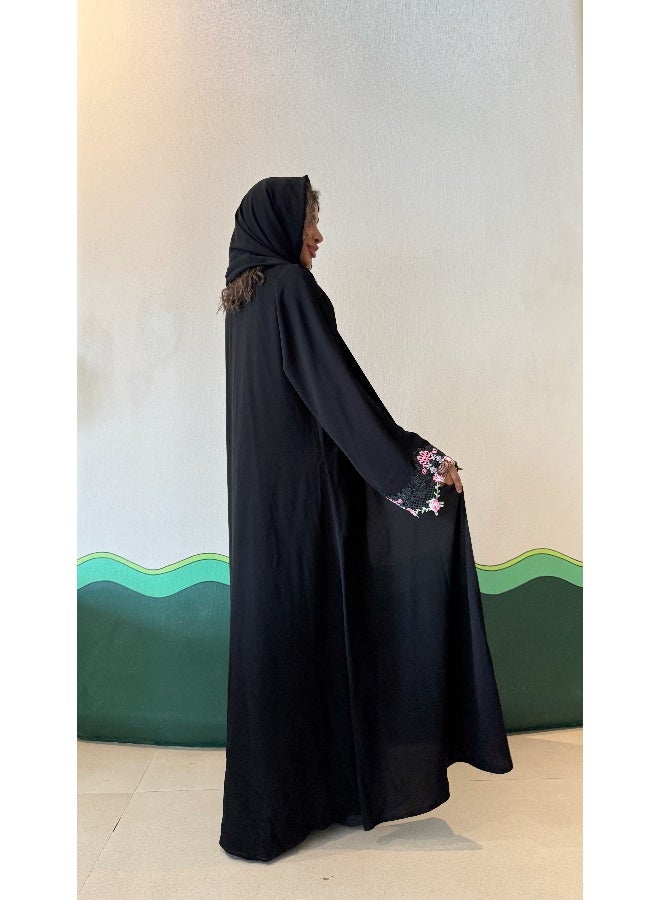 آية MW1702 عباية طقطاق سوداء بنقش الورد على طرف الاكمام والطرحة - Image 2