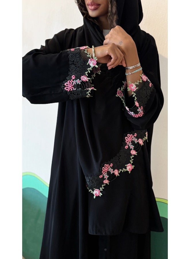 آية MW1702 عباية طقطاق سوداء بنقش الورد على طرف الاكمام والطرحة - Image 4