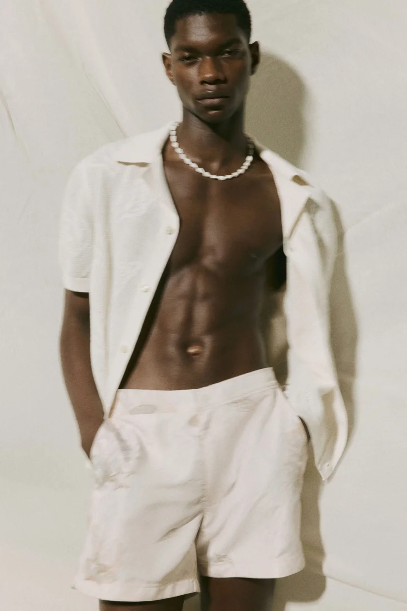 اتش اند ام شورت سباحة مزين بنقوش