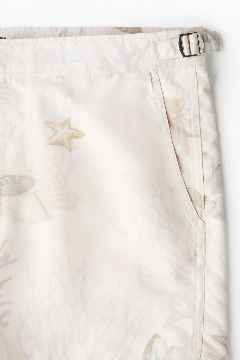 اتش اند ام شورت سباحة مزين بنقوش