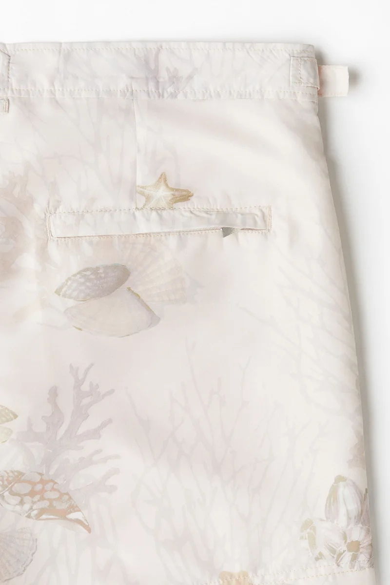 اتش اند ام شورت سباحة مزين بنقوش