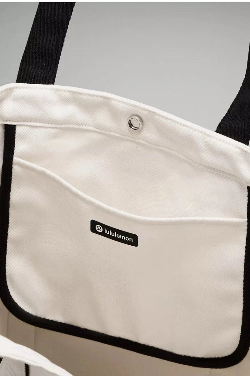 لولوليمون حقيبة لولوليمون اليومية كبيرة الحجم ومتعددة الجيوب من القماش باللونين الأسود والأبيض - Image 4