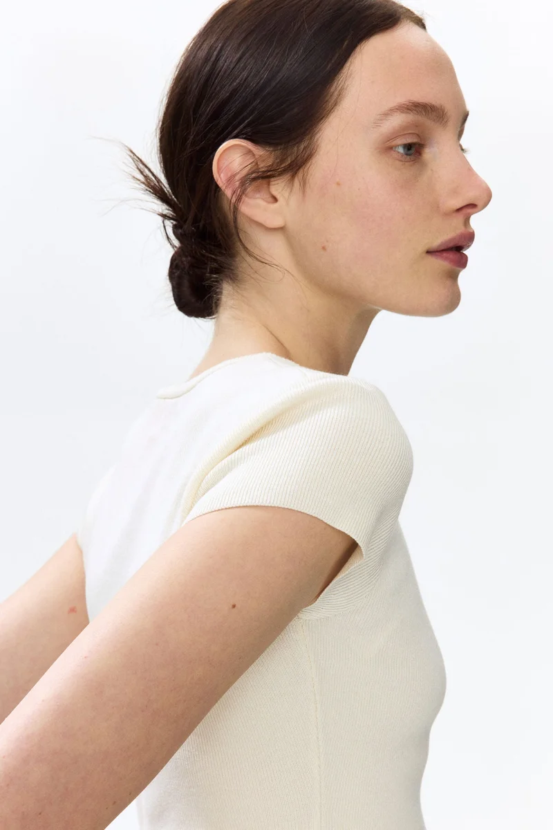 اتش اند ام بلوزة بتفاصيل أزرار