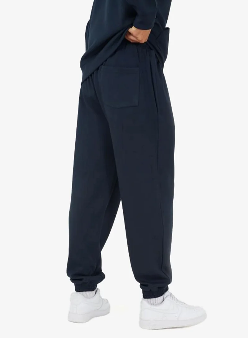 BRAVE SOUL MENS RELAXED FIT JOG PANT WITH SHOELACE DRAWCORD AND CLEAR PLASTIC AGLET ENDS. 2X FRONT BODY SIDE ENTRY POCKETS.