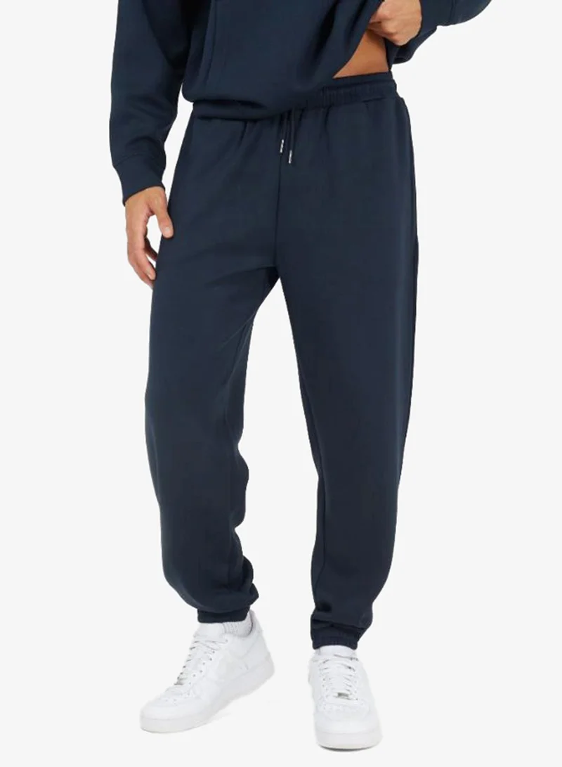 BRAVE SOUL MENS RELAXED FIT JOG PANT WITH SHOELACE DRAWCORD AND CLEAR PLASTIC AGLET ENDS. 2X FRONT BODY SIDE ENTRY POCKETS.