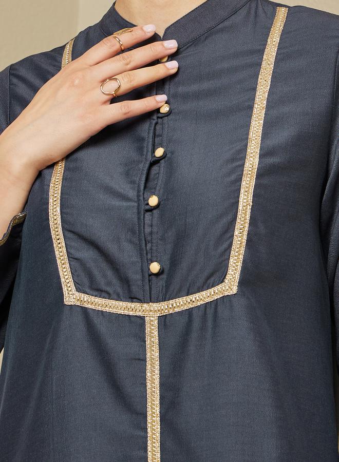 Styli Lace Detail Buttoned Mandarin Collar A-Line Jalabyia  - Image 4