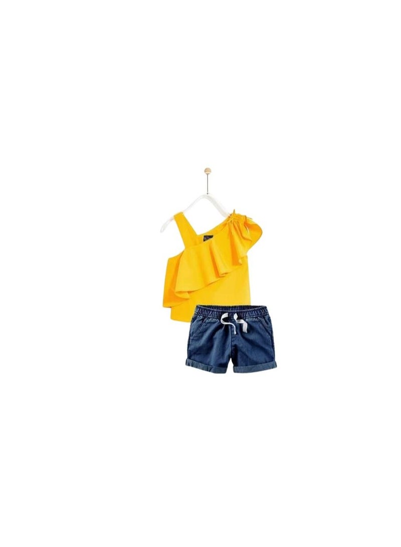 Girls' outing set consisting of a yellow T-shirt and jeans shorts 