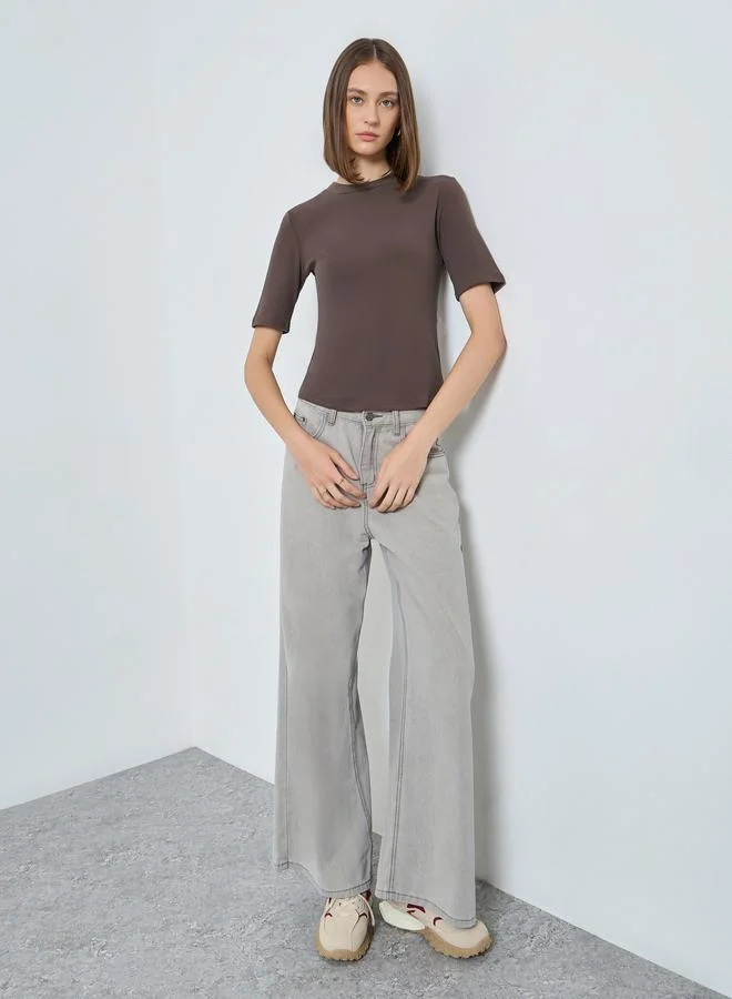 ستايلي تيشيرت مُجسم بتفاصيل محبوكة