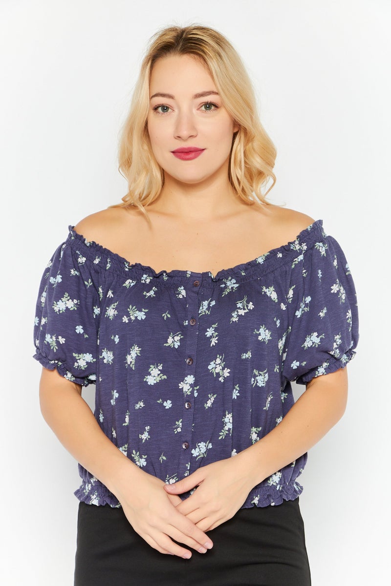 LUCKY BRAND بلوزة نسائية بأكتاف مكشوفة وأكمام قصيرة بطبعة زهور، مزيج كحلي - Image 1