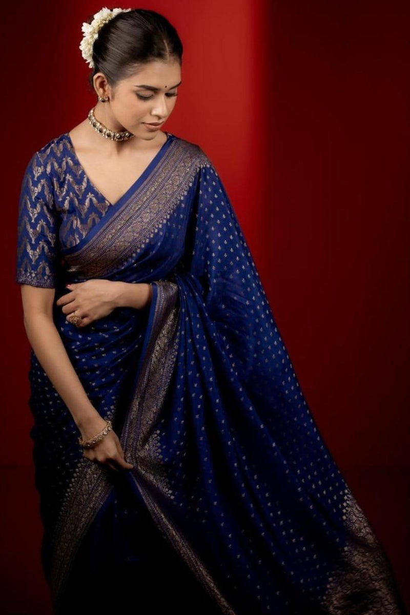 SGF11 Women's Kanjivaram Soft Silk Handloom Saree Golden Zari With Blouse Piece (Dark Blue) - Image 4