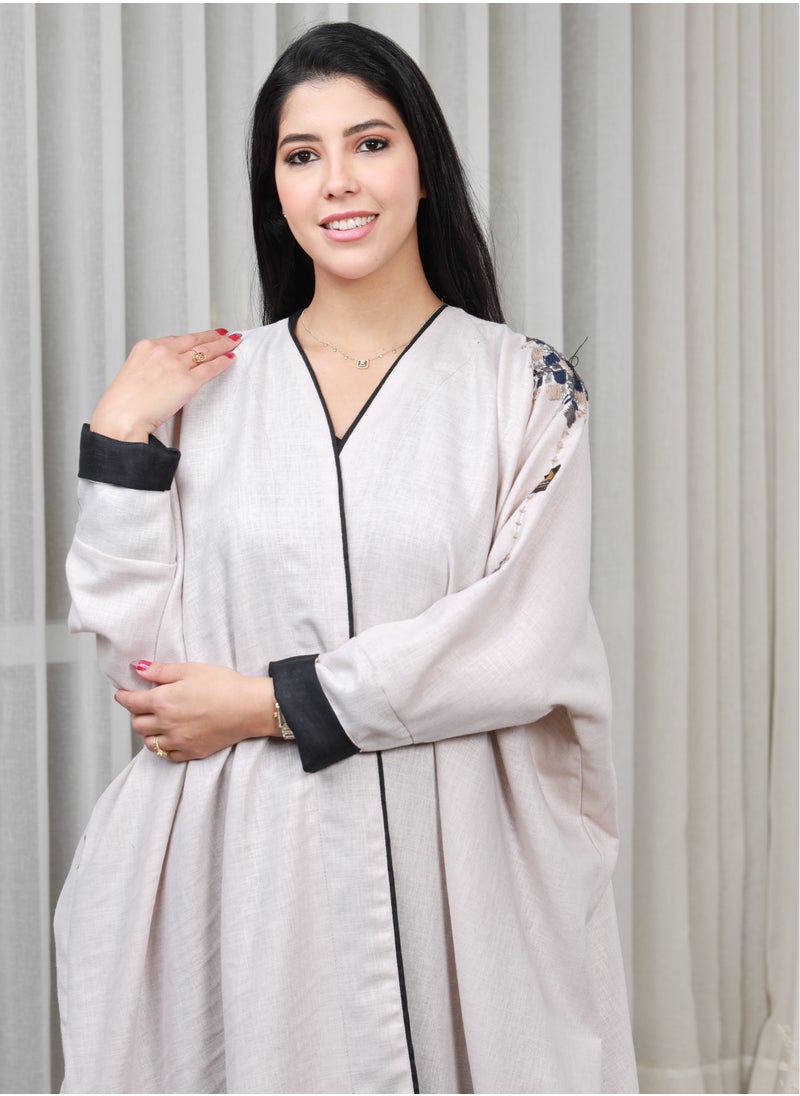 Pocket-colored abaya featuring patterned thread embroidery on the shoulder and back - pzsku/Z24C602379B86910AF81FZ/45/_/1711395029/df75b9fc-709a-410e-b6a3-b536bd62c11d