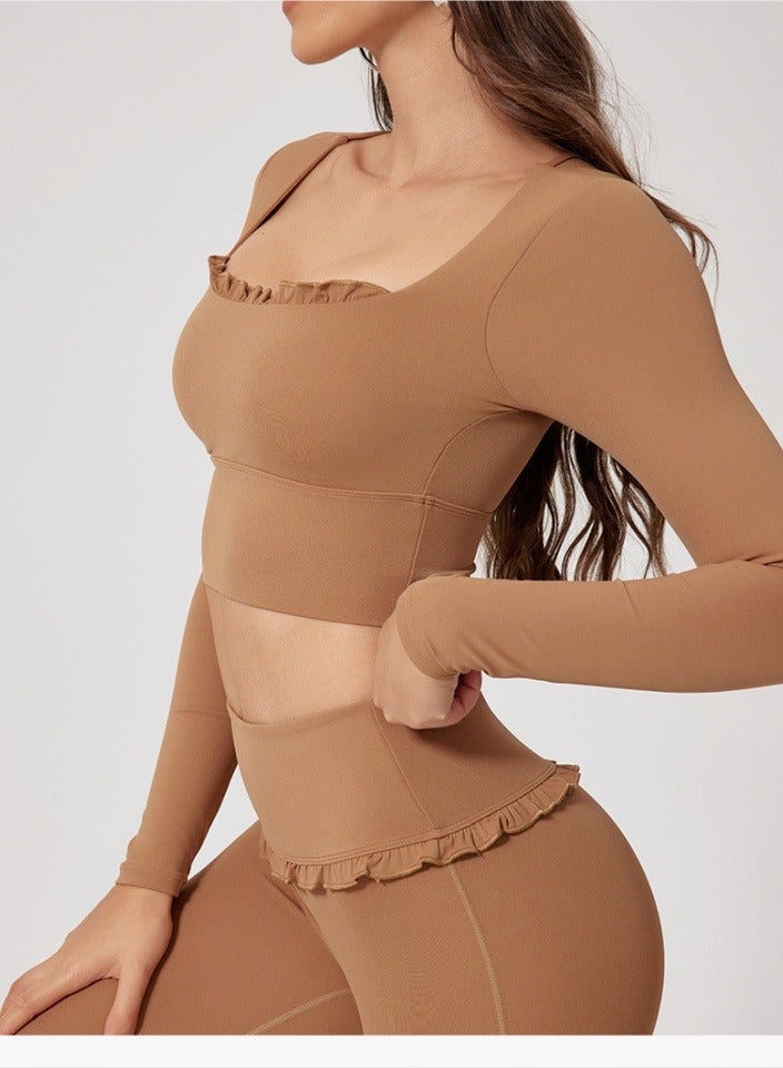 ميرين بلوزة قصيرة بأكمام طويلة باللون البني مع ياقة مربعة مكشكشة وحمالة صدر مدمجة  - Image 3