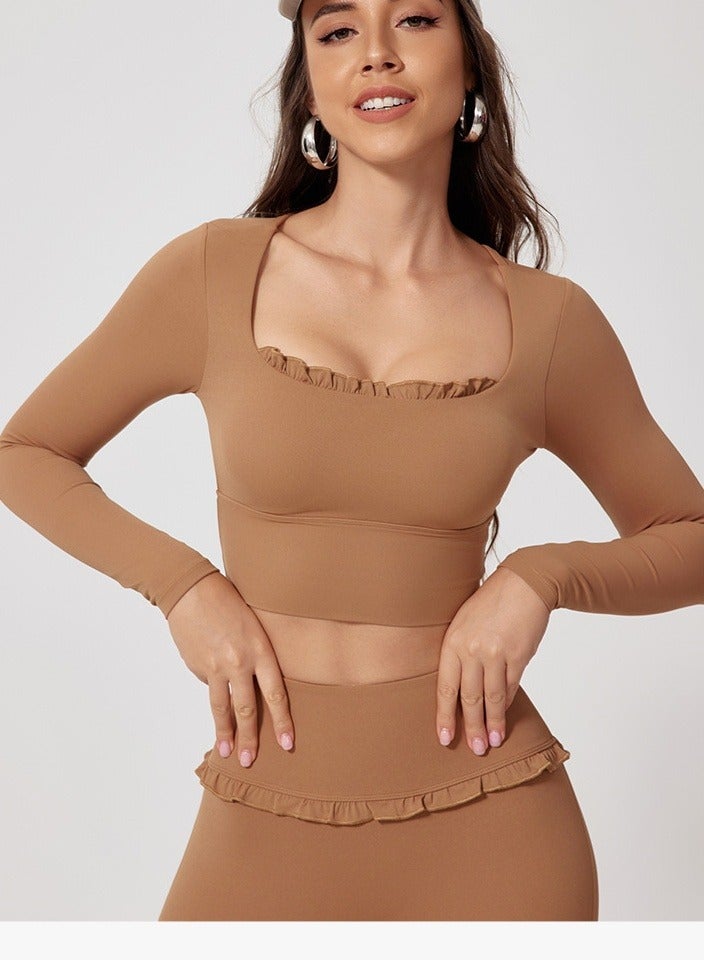 ميرين بلوزة قصيرة بأكمام طويلة باللون البني مع ياقة مربعة مكشكشة وحمالة صدر مدمجة  - Image 1