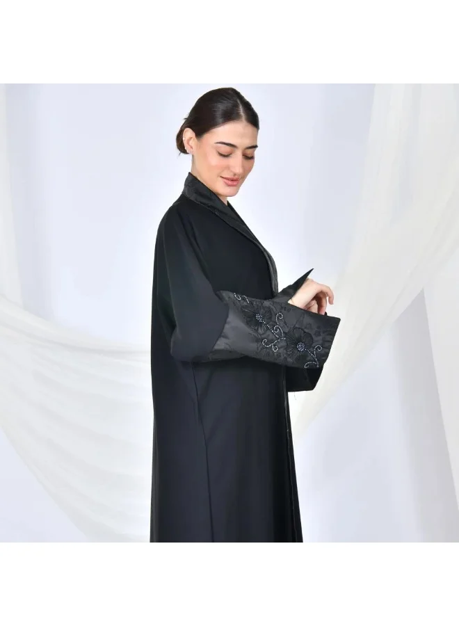 lamha abaya Black quarter-cloche wrap abaya with jacquard fabric and wide sleeves decorated with embroidery