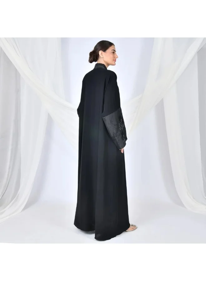 lamha abaya Black quarter-cloche wrap abaya with jacquard fabric and wide sleeves decorated with embroidery