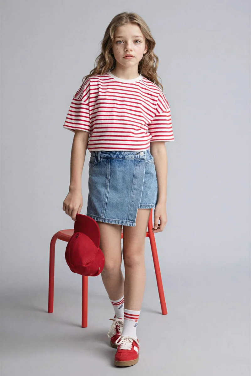 ديفاكتو Girl Relax Fit Crew Neck Striped T-Shirt