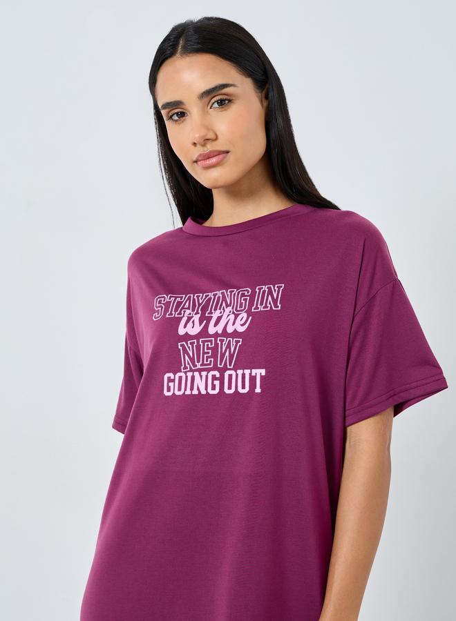 ستايلي فستان نوم تي شيرت بكتف ساقط وطبعة شعار ستايلي - Image 2