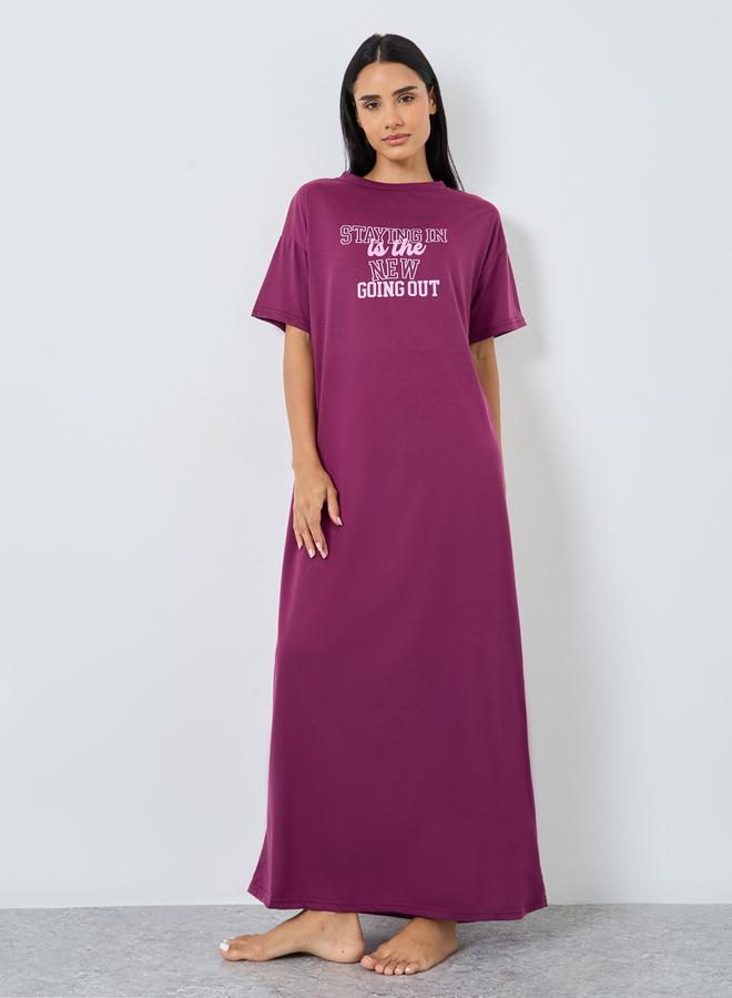 ستايلي فستان نوم تي شيرت بكتف ساقط وطبعة شعار ستايلي - Image 1