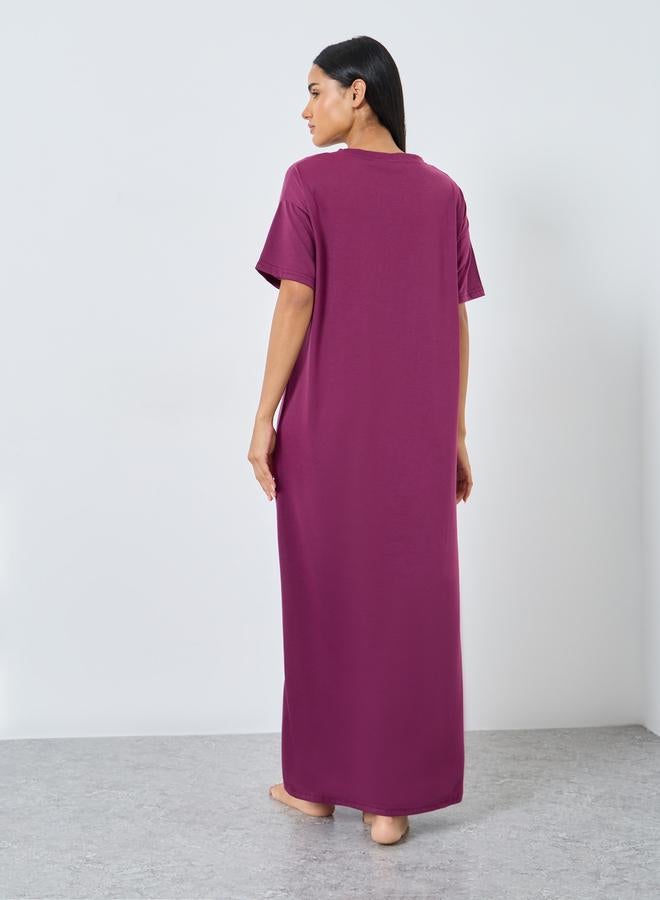 ستايلي فستان نوم تي شيرت بكتف ساقط وطبعة شعار ستايلي - Image 4