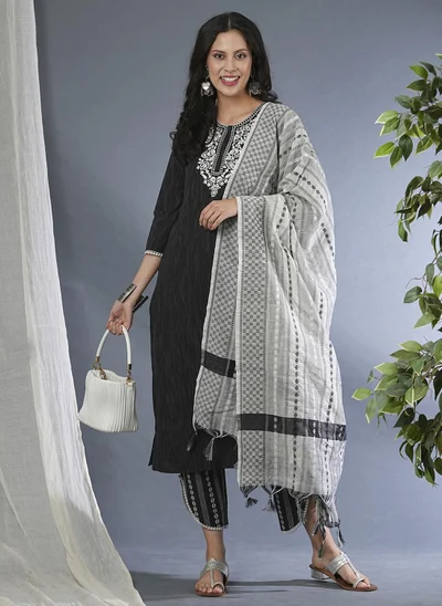 globus Globus Women Floral Embroidered Straight Kurta & Trousers With Dupatta