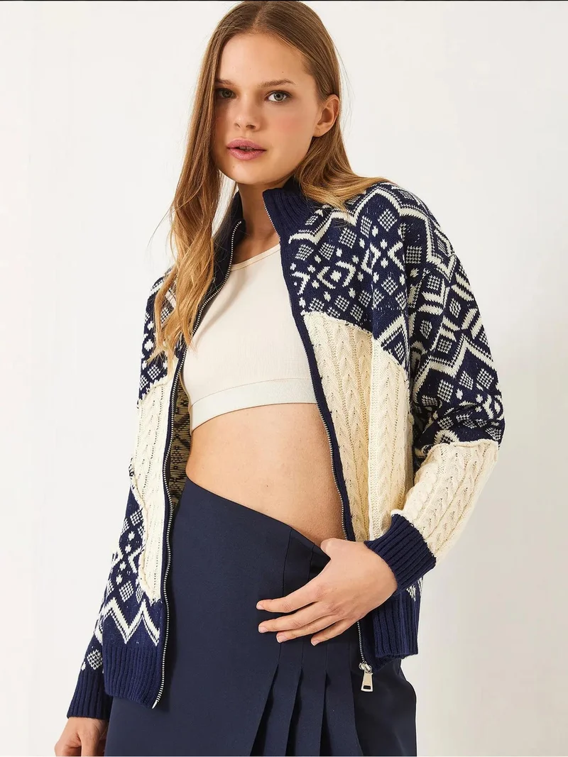 بيانكو لوتشي كارديجان  بياقة بسحاب ونقش هندسي