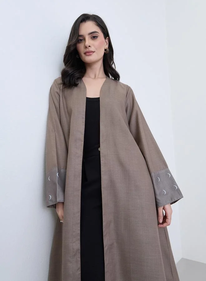 أميرة عباية كتان بتفاصيل مطبوعة على الأساور