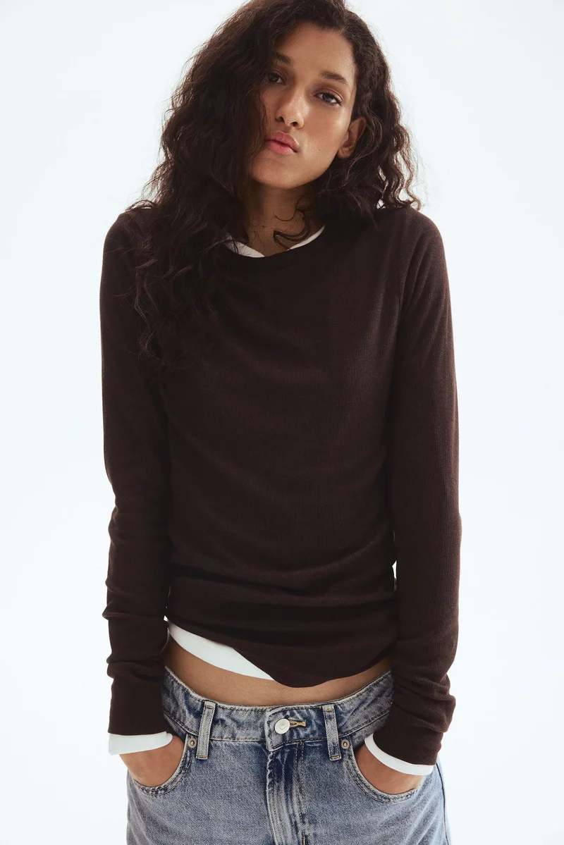 اتش اند ام بلوزة مرنة من مزيج المودال