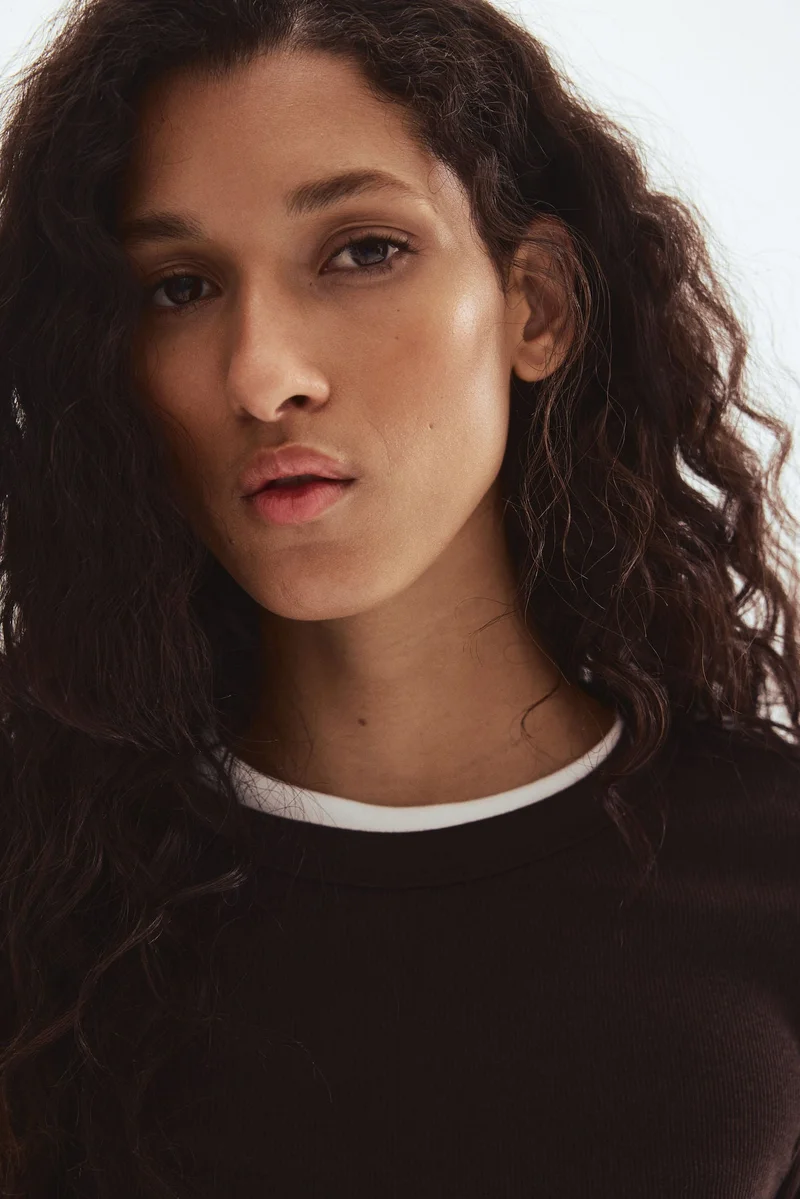 اتش اند ام بلوزة مرنة من مزيج المودال