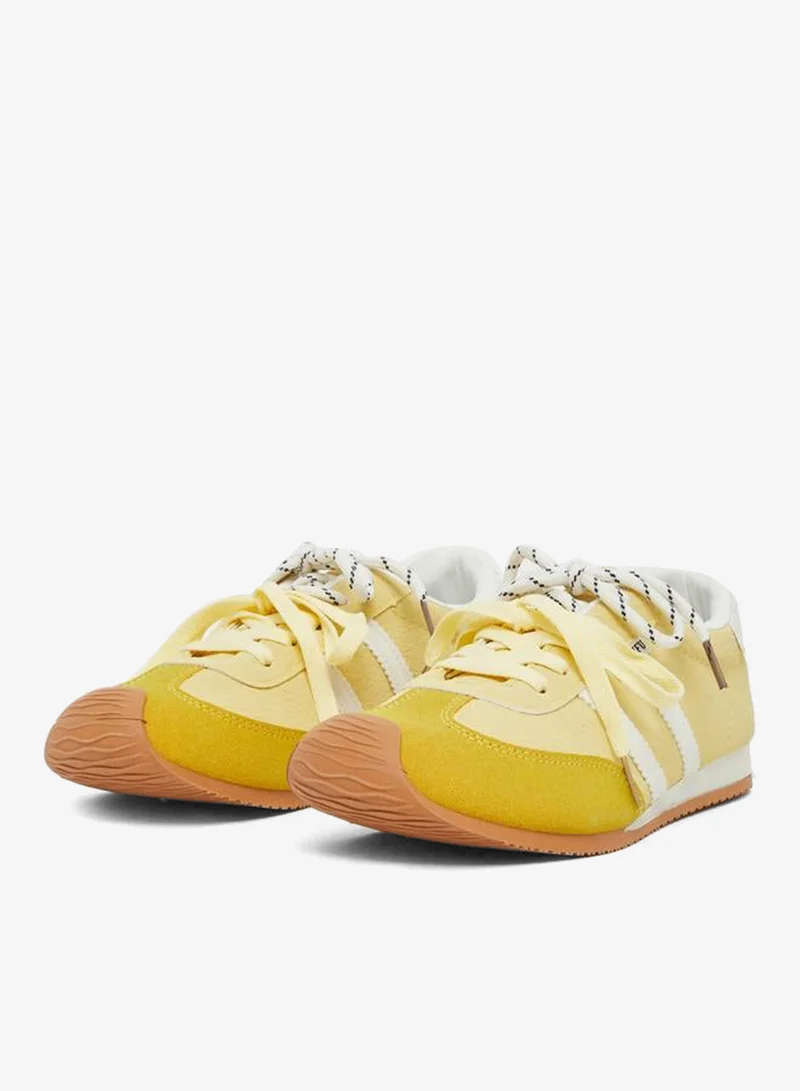 ستايلي اكتيف حذاء رياضي مخطط برباط