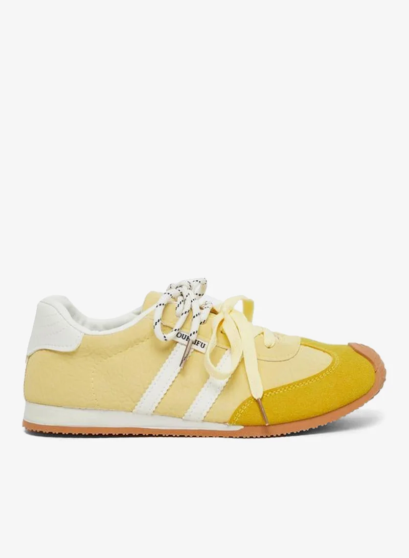 ستايلي اكتيف حذاء رياضي مخطط برباط