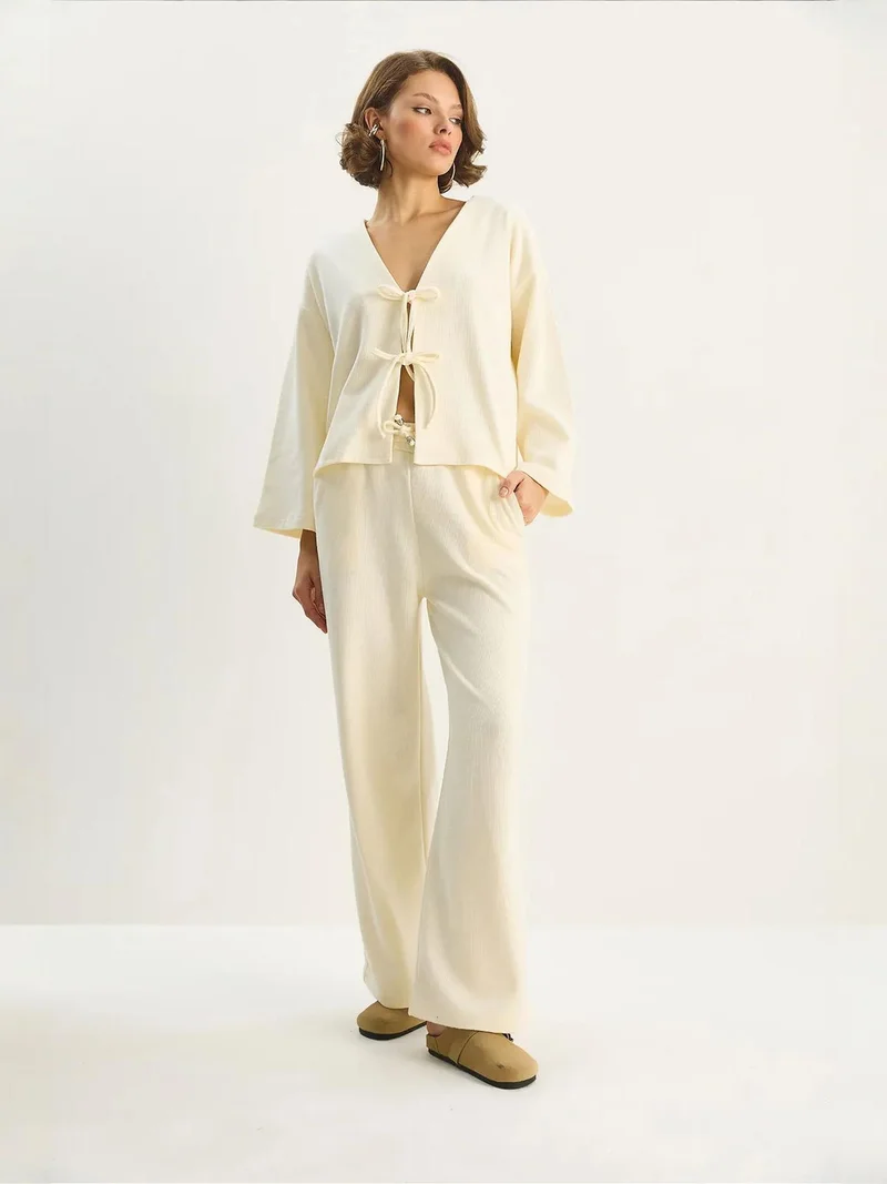 بيانكو لوتشي طقم كارديجان محبوك بياقة على شكل حرف  وبنطلون واسع الساق