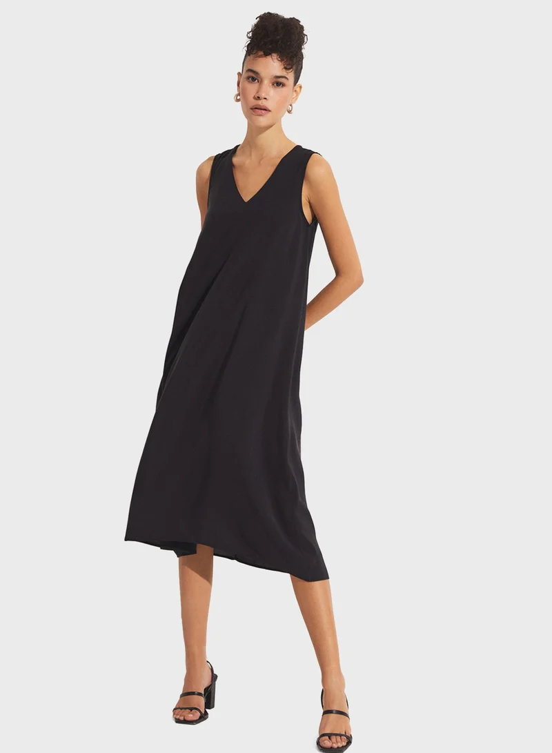 JUNE Sleeveless V-Neck Dress