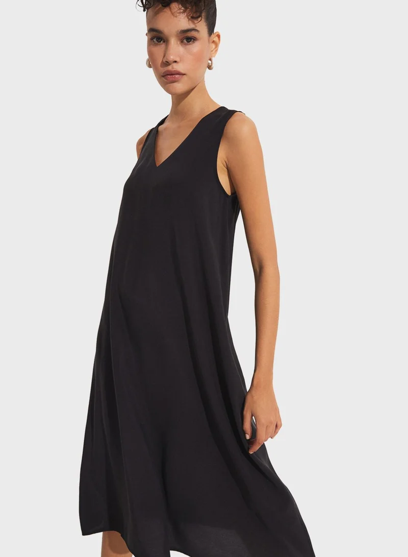 JUNE Sleeveless V-Neck Dress