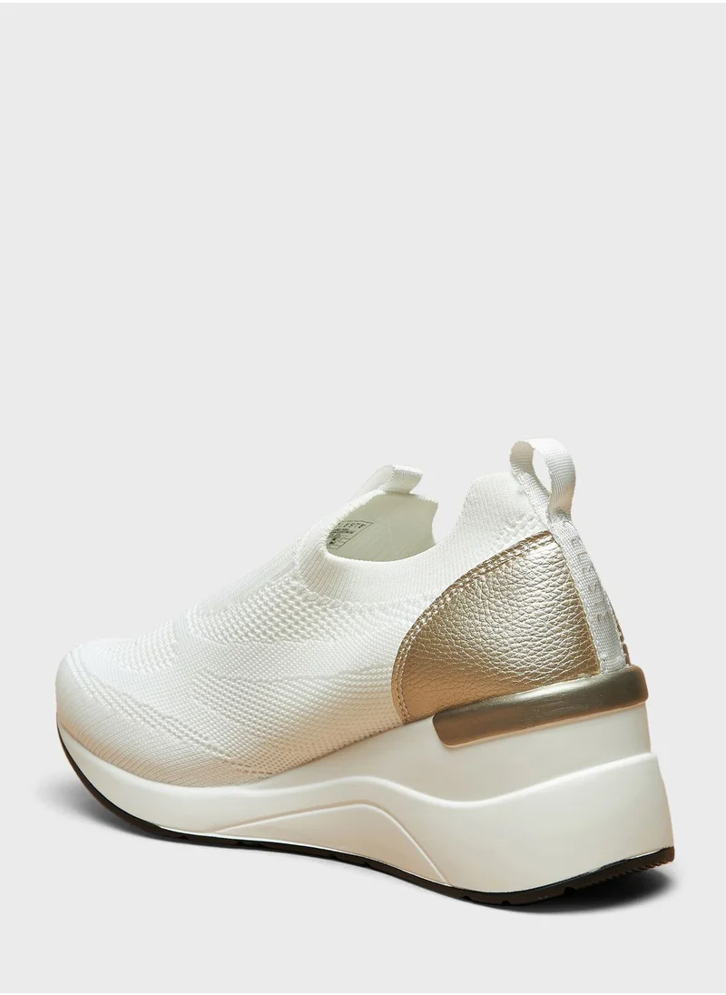 Celeste Wide Toe  Low Top Sneakers