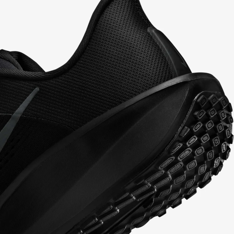 Nike Men's Quest 6 Road Running Shoes