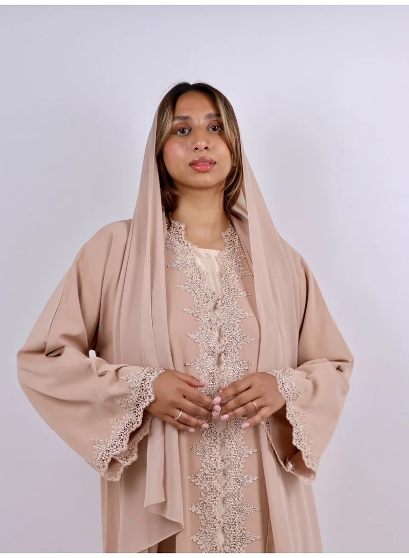 جميلة عباية "نسمة الرمل" بلون النيود مع الدانتيل