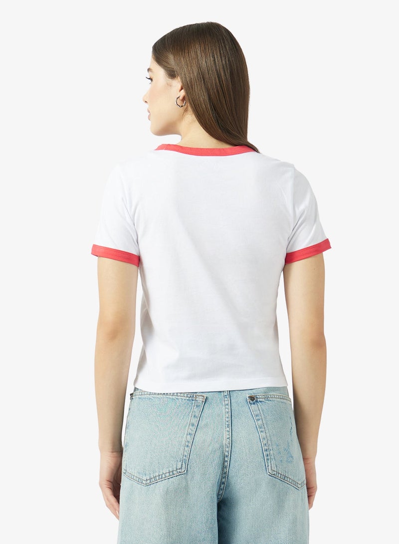 فانز تي شيرت بياقة دائرية وشعار في المنتصف - Image 2