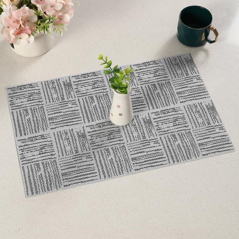 Panda Palm مجموعة من 4 مفارش طاولة، بلاستيكية من الفينيل مقاس 18×12 بوصة لطاولة العشاء، غير قابلة للانزلاق وقابلة للمسح، للاستخدام اليومي وديكور المطبخ والفناء (أ��يض مخلوط بالأسود) - Image 5