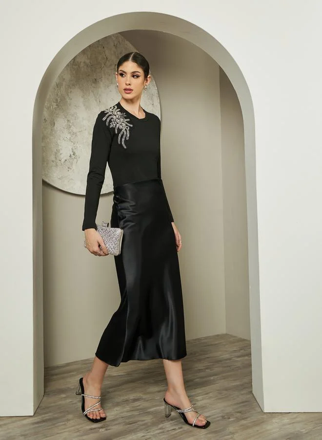 Styli Embroidered Round Neck Knit Top