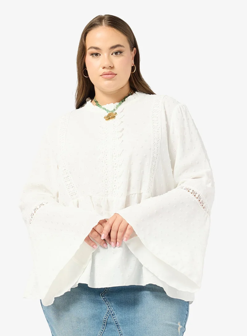 جينجر بلس بلوزة مطرزة بياقة عالية بوهيمية