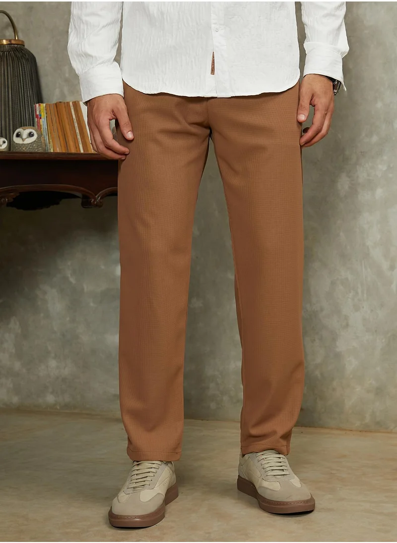 كامبوس سوترا Campus Sutra Men's Sepia Brown Micro-Waffle Chino Trousers For Casual Wear | Mid-Rise | Regular Fit | Drawstring Closure | Trousers Crafted With Comfort Fit For Everyday Wear