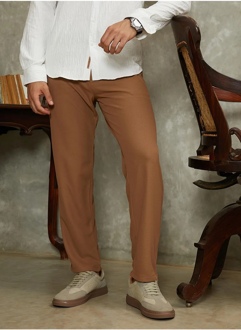 كامبوس سوترا Campus Sutra Men's Sepia Brown Micro-Waffle Chino Trousers For Casual Wear | Mid-Rise | Regular Fit | Drawstring Closure | Trousers Crafted With Comfort Fit For Everyday Wear