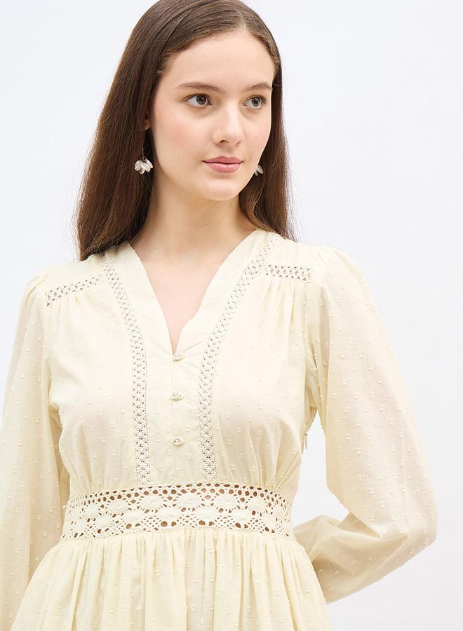 ستايلي فستان قصير بياقة على شكل حرف  وتفاصيل شيفلي وخط - Image 4