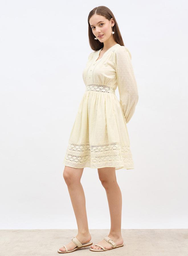 ستايلي فستان قصير بياقة على شكل حرف  وتفاصيل شيفلي وخط - Image 3